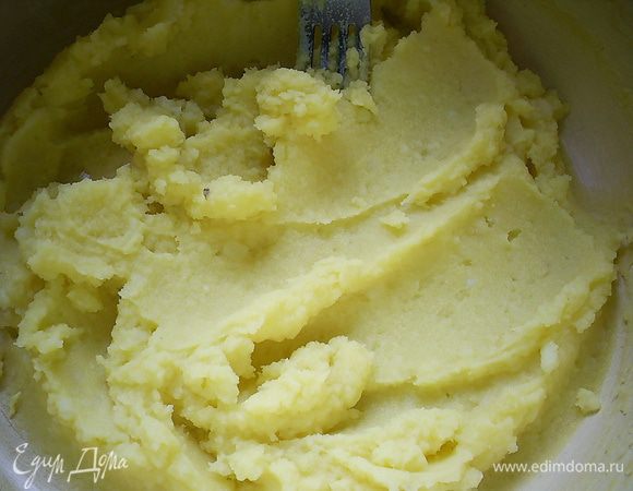 С третей начинкой совсем все просто, если у вас с предыдущей трапезы осталось немного готового пюре. Тогда мы просто смешиваем его с яйцом. Если же вы все готовите сразу, то приготовьте пюре, как вы это обычно делаете, возьмите его необходимое количество и смешайте с яйцом.