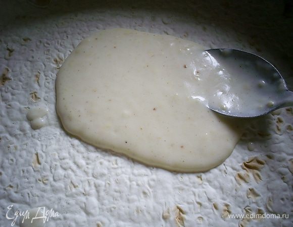 Приступаем к сборке пирога. На дно подходящей по диаметру, смазанной маслом, формы кладем лист лаваша. Смазываем лаваш соусом (примерно 2 ст.л.).