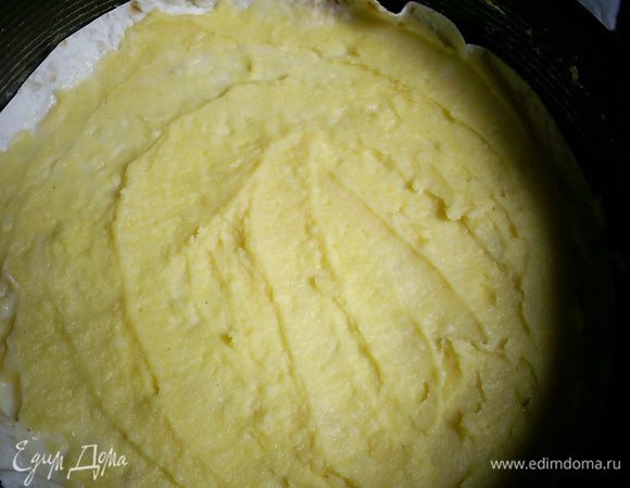 Равномерно распределяем сверху половину пюре.