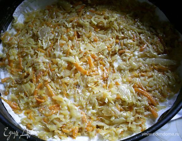 Затем снова лаваш, соус и половина капустной начинки.