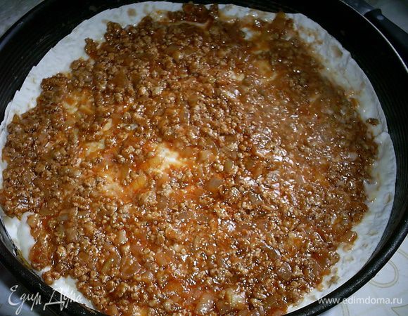 Лаваш, бешамель, и половина мясной начинки.