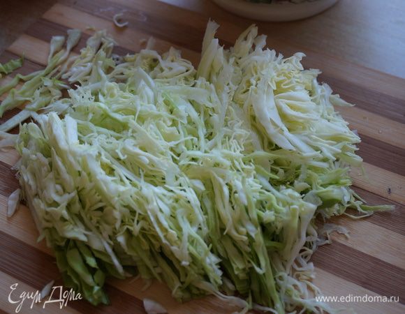 Капусту белокочанную молодую тонко нашинковать. Посолить. Немного перетереть с солью (до мягкости капусты, не до появления сока).