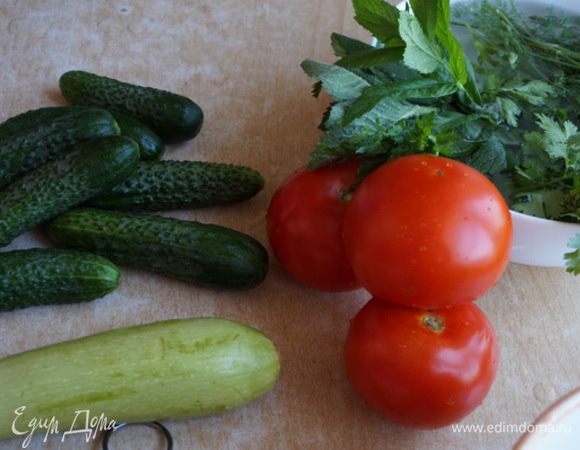 Подготовить остальные овощи и зелень для салата.