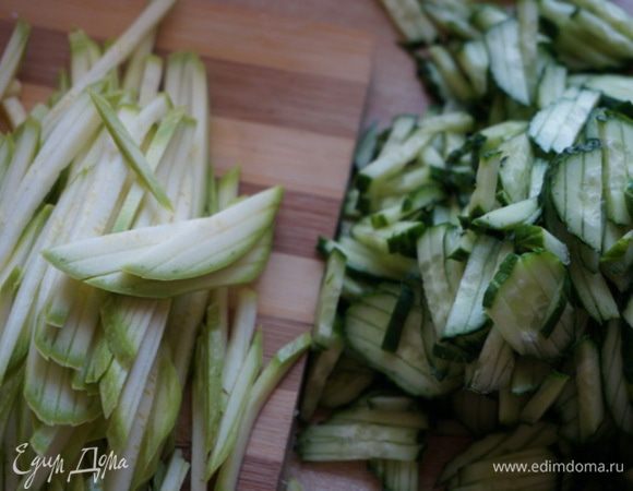 Нарезать огурцы и кабачок соломкой (я воспользовалась чудо-теркой, получилось красиво и быстро).
