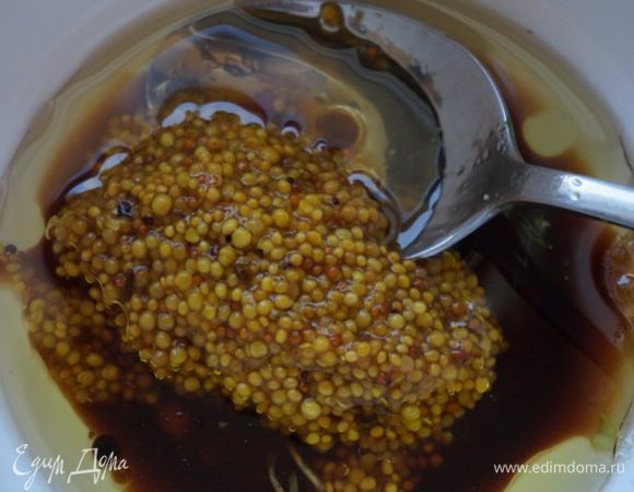 Смешала соус соевый, горчицу французскую, оливковое масло, винный уксус.
