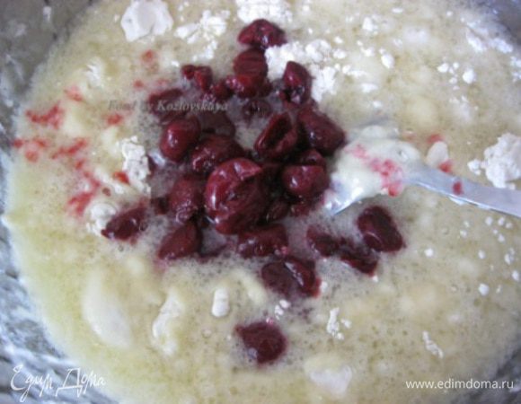 Вишню 
* Можно использовать свежую, консервированную или замороженную, как я. 
Замороженную - перед использованием - разморозить.