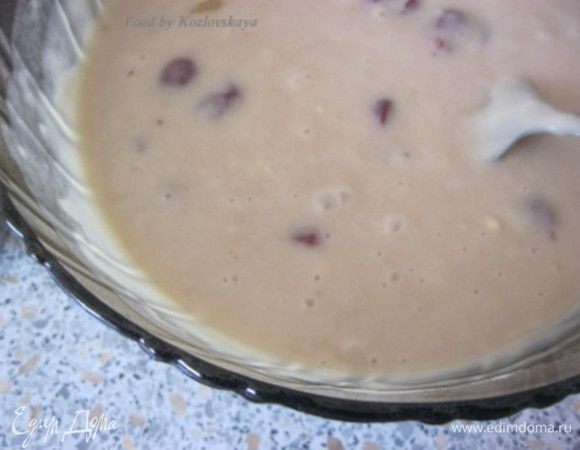 Добавить муку, соль, соду. 
Замесить тесто. Тесто должно получиться густым, как сметана. 
Если есть время - дать постоять минут 30, чтобы кисломолочка "заработала"))) 