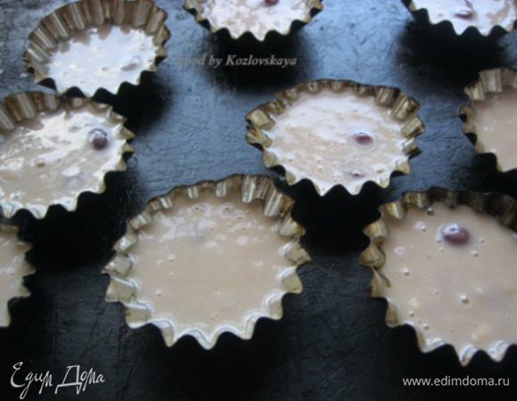 Разлить по формочкам. 
Выпекать в разогретой духовке 20 минут, до приятного золотистого цвета :)