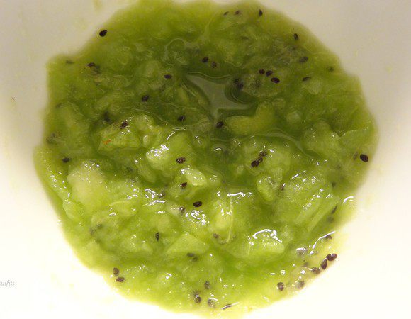 Киви почистить и сделать из него пюре.