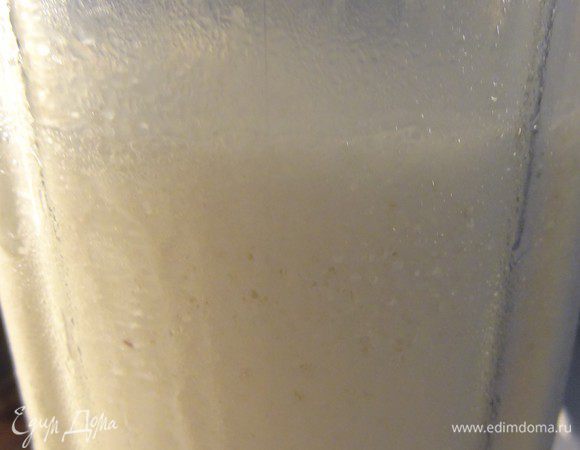 В блендере или миксере взбить до пышной пены молоко с мороженым. Чем дольше взбивать, тем больше пены и пузырьков вы получите. Я взбивала минут 7.