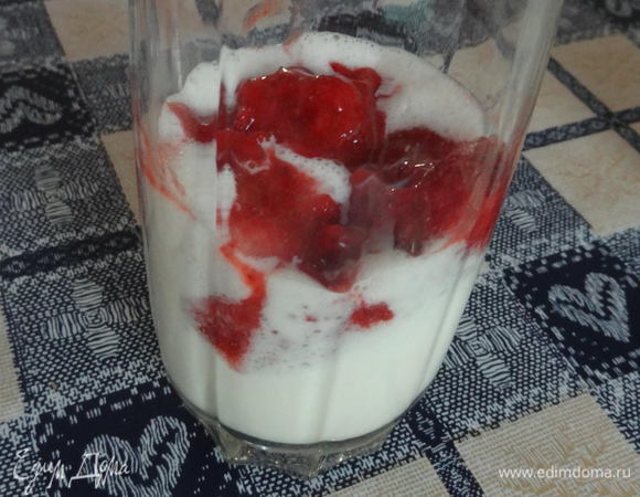 В высокие стаканы на 1/3 вылить коктейль (у меня получилась такая пышная пена, что пришлось выкладывать ложкой вначале). Затем сверху выложить половину клубничного пюре.