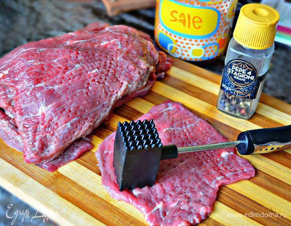 Отбить хорошо мясо молоточком, посолить и поперчить.