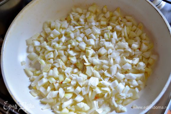 Приготовить начинку: лук мелко порезать, обжарить на растительном масле.