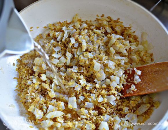 К обжаренному луку добавить булгур, соль и залить 250мл кипятка. Закрыть сковороду крышкой и готовить 15 мин, периодически помешивая. Если понадобится, добавить немного воды.