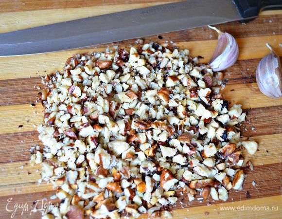 Грецкие орехи мелко порубить, измельчить чеснок.