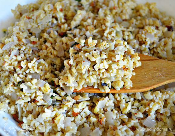 В конце приготовления добавить рубленную свежую, сухую зелень, орехи, чеснок, досолить и всё хорошо перемешать.