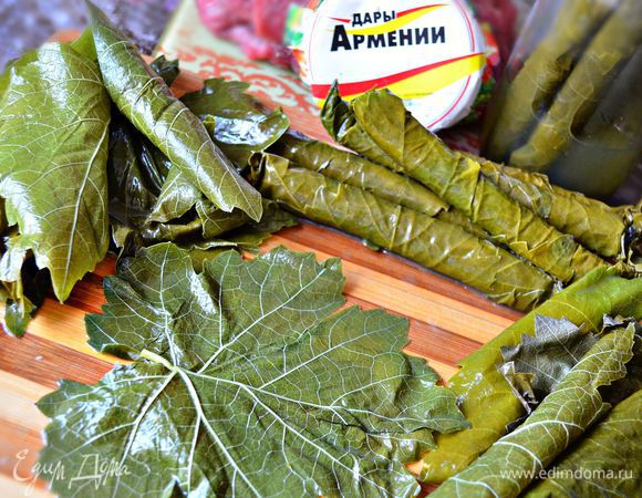 Маринованные виноградные листья у меня были плотно свёрнутыми в трубочки. Поэтому необходимо было очень аккуратно их развернуть, чтобы не порвать листья.