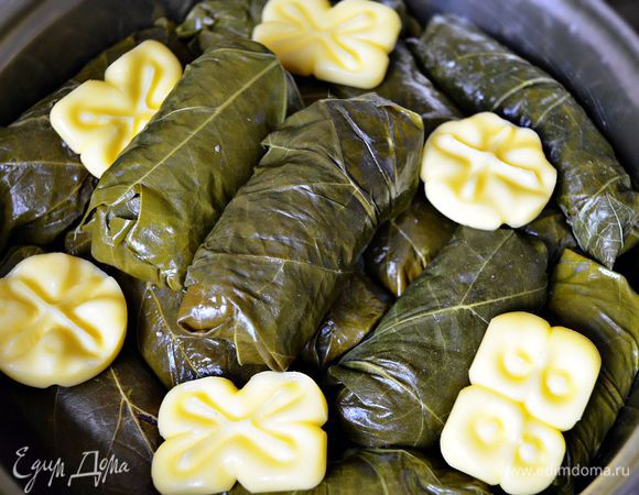 Подготовленные рулеты необходимо плотно уложить в кастрюлю, добавить воду (около 300 мл), сверху положить кусочки сливочного масла.