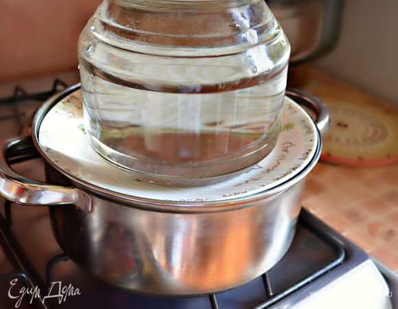 Сверху рулетов установить тарелку с грузом, чтобы завёрнутые руетики не раскрылись. Варить на слабом огне до готовности (около 1ч 15 мин).