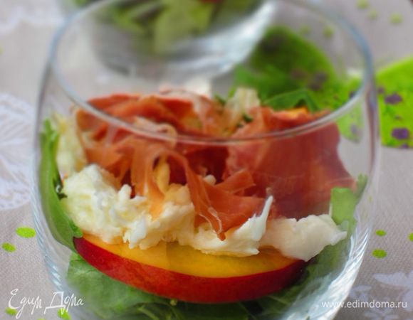 Моцареллу порвать руками (чтобы лучше впитала заправку) и выложить сверху. Последним слоем выложить тонкие ломтики ветчины.