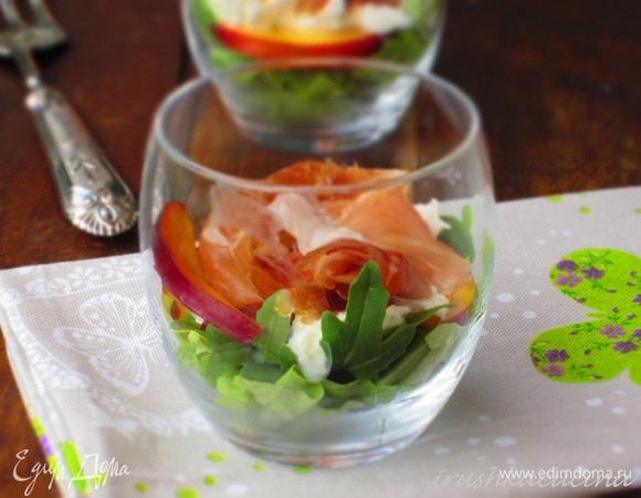 Соединить оливковое масло,сок лимона,соль,перец и заправить салат. Приятного аппетита:))