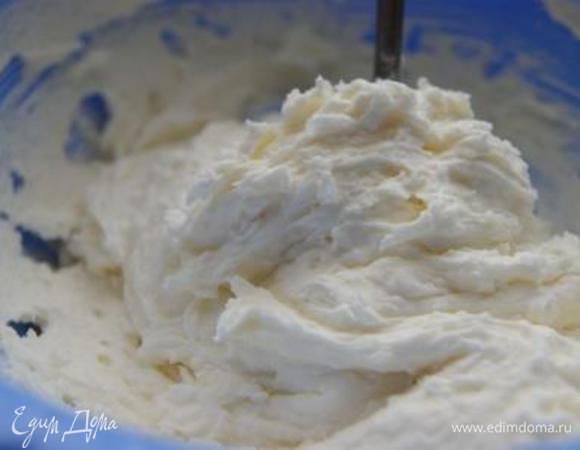 Тем временем приготовить крем. Маскарпоне взбить с сахарной пудрой.