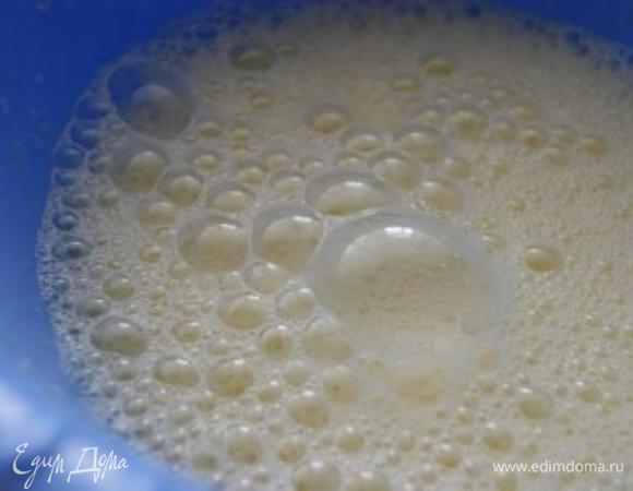 Взбить яйца с ромом, добавить к маскарпоне, тщательно перемешать. Добавить миндальную муку.