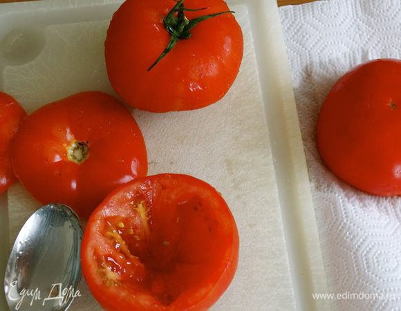 Томаты берем достаточно большие. Срежьте крышечку с каждого томата (дольку примерно ы 1 см толщиной). Удалите всю мякоть и положите на бумажное полотенце отверстием вниз (таким образом стечет лишняя жидкость).