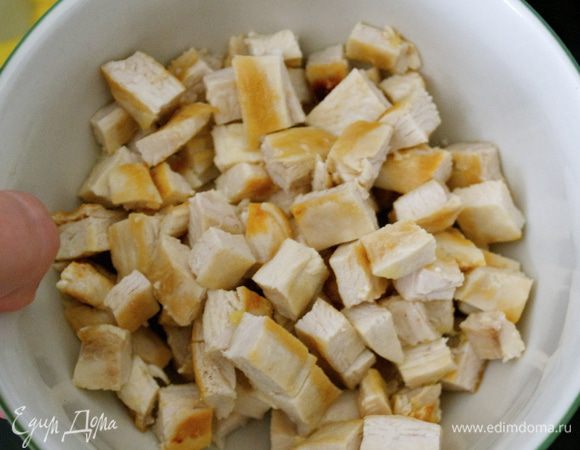 Готовые грудки переложить на блюдо, слегка посолить. Остудить и нарезать маленькими кубиками (должно получиться примерно 3 чашки). 