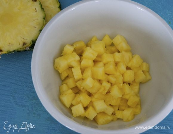 Спелый ананас очистить и нарезать тоже маленькими кубиками, одинакового размера с куриным мясом... Должно получиться примерно 1,5 чашки кубиков ананаса (в зависимости от размера ананаса, у меня получилось половина плода).   