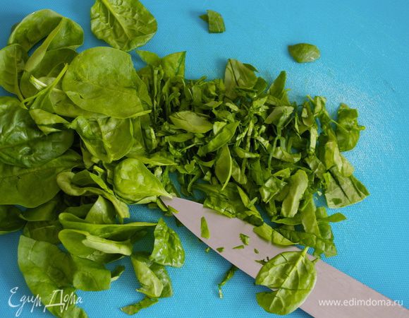 Шпинат лучше взять именно молодой... Его листья более нежные и как нельзя лучше подходят для использования в салате! Листья шпинаты вымыть, высушить и 1/3 шпината нашинковать.