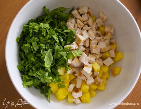 В глубокую миску положите курицу, ананас и нашинкованный шпинат. Перемешайте.