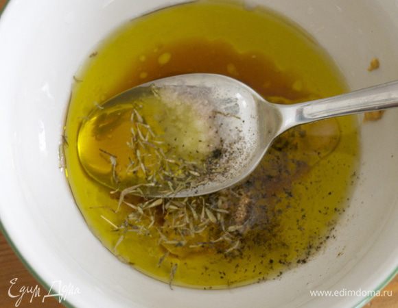 В другой емкости приготовьте заправку: смешайте оливковое масло, горчицу, красный винный уксус и тимьян. Все это приправьте солью и перцем. 