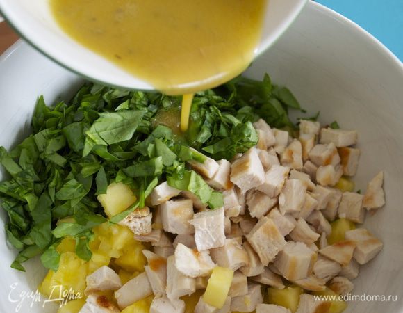 3/4 заправки отправьте в миску с салатом.  