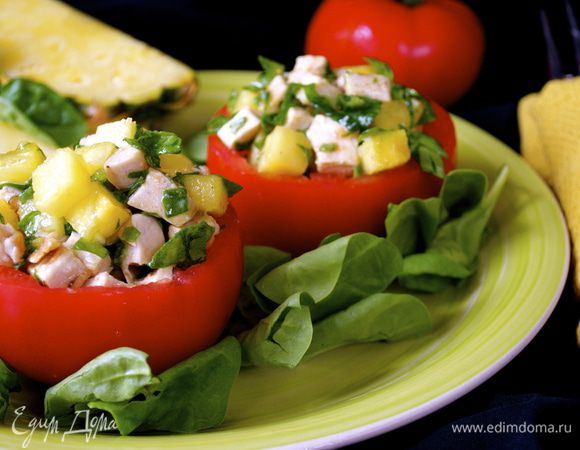 Используя большую ложку, заполните каждый томат салатом. (сколько войдет) Оставшийся шпинат распределить по тарелкам, сверху выложить фаршированный томат. Сбрызните блюдо остатками заправки. 