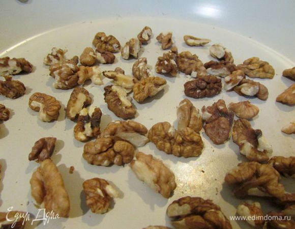 Орехи почистить, порубить кусочками и слегка прогреть на сухой сковороде.