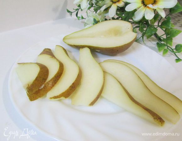 Грушу (сорта Конференц) вымыть, хорошо обсушить. Разрезать пополам, удалить сердцевину, нарезать дольками, примерно 7 мм толщиной.