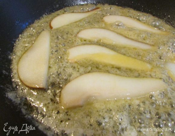 Приготовить заправку: масло и мед растопить на сковороде. Положить груши и обжаривать на медленном огне до мягкости. Если заправка выкипает, то добавляйте немного воды.