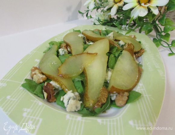 Затем выложить груши на тарелку.