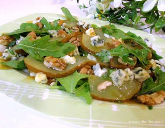 Разложить остатки руколы, сыра и орехов. Полить салат горячей заправкой и подавать теплым.
Приятного аппетита!
