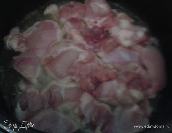 В чашу мультиварки наливаем пару ложек растительного масла, как подогреется,  выкладываем  подготовленную курицу  (помыть, удалить хрящики, просушить бумажным полотенцем). В режиме «жарка», обжариваем курицу до золотистой корочки (у меня  куриное бедро без кожи и без хребта).