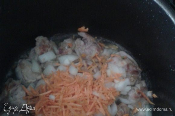 К мясу добавить лук морковь немного обжарить.