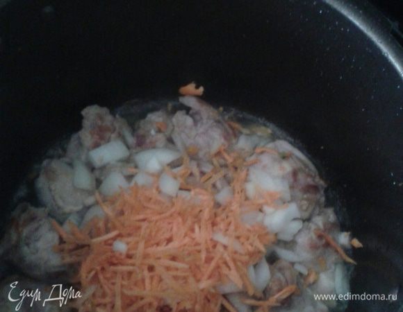 К мясу добавить лук морковь немного обжарить.