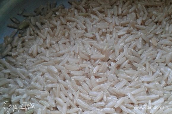 Стакан риса хорошо промыть, добавить к мясу.