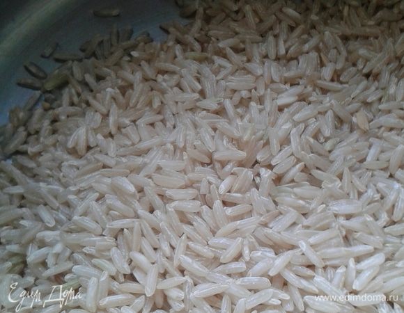 Стакан риса хорошо промыть, добавить к мясу.