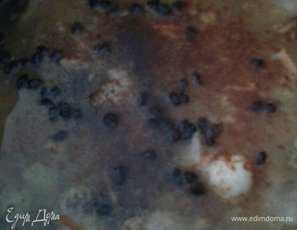 Далее залить плов двумя стаканами бульона. 