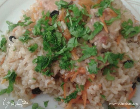 Выкладываем плов. Украшаем зеленью.