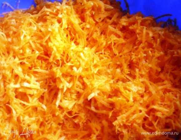 Морковь натереть на мелкой тёрке, отжать лишний сок (отдать детке))).  
