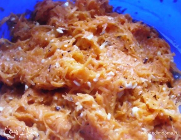 К моркови добавить масло и орехи, перемешать. 
