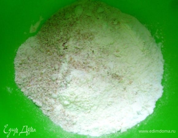 В отдельной миске соединить один стакан муки, хлопья, соль, ванилин и разрыхлитель. 
